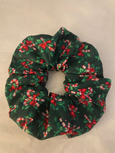 Load image into Gallery viewer, Scrunchie Candy Cane Pattern
