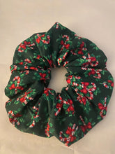 Load image into Gallery viewer, Candy Cane Scrunchies

